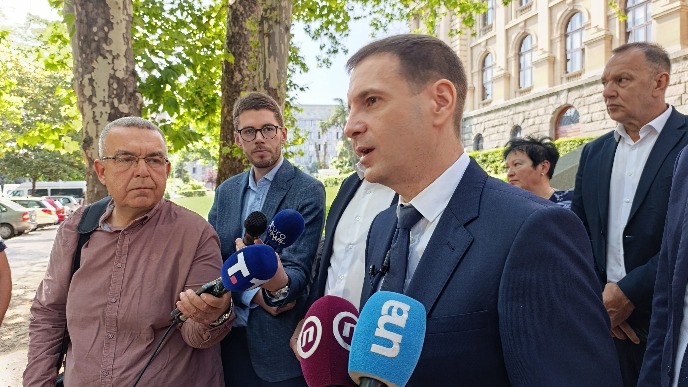 Srbija na raskrsnici